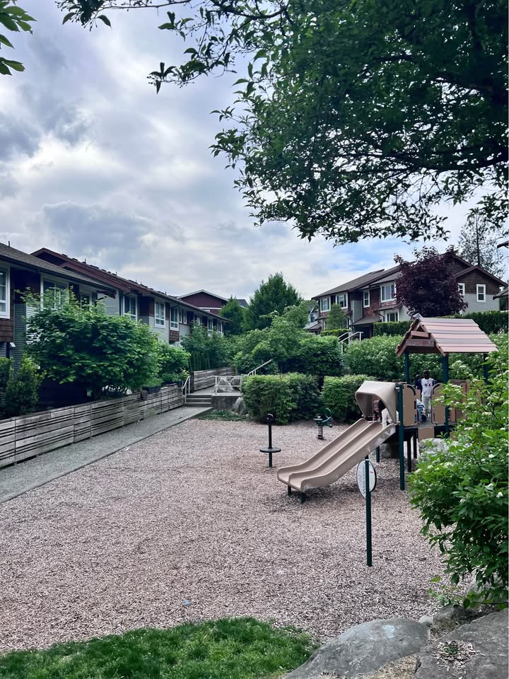 689008548_26770818692573824_3342705929062173810_n 3 Beds 2 Baths – Townhouse