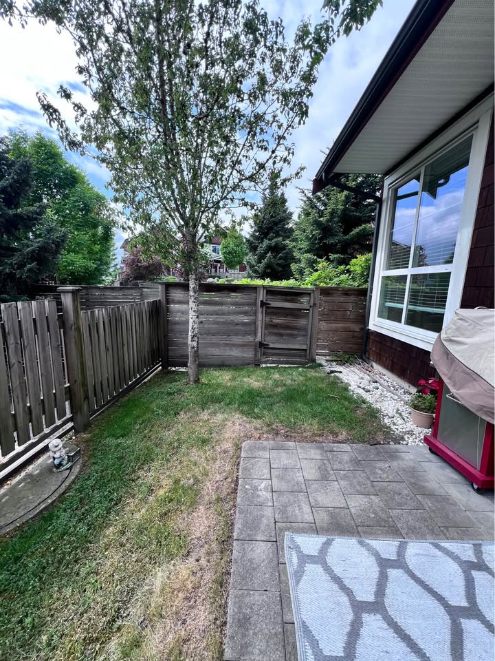 689016658_26770818652573828_5219687210448486379_n 3 Beds 2 Baths – Townhouse